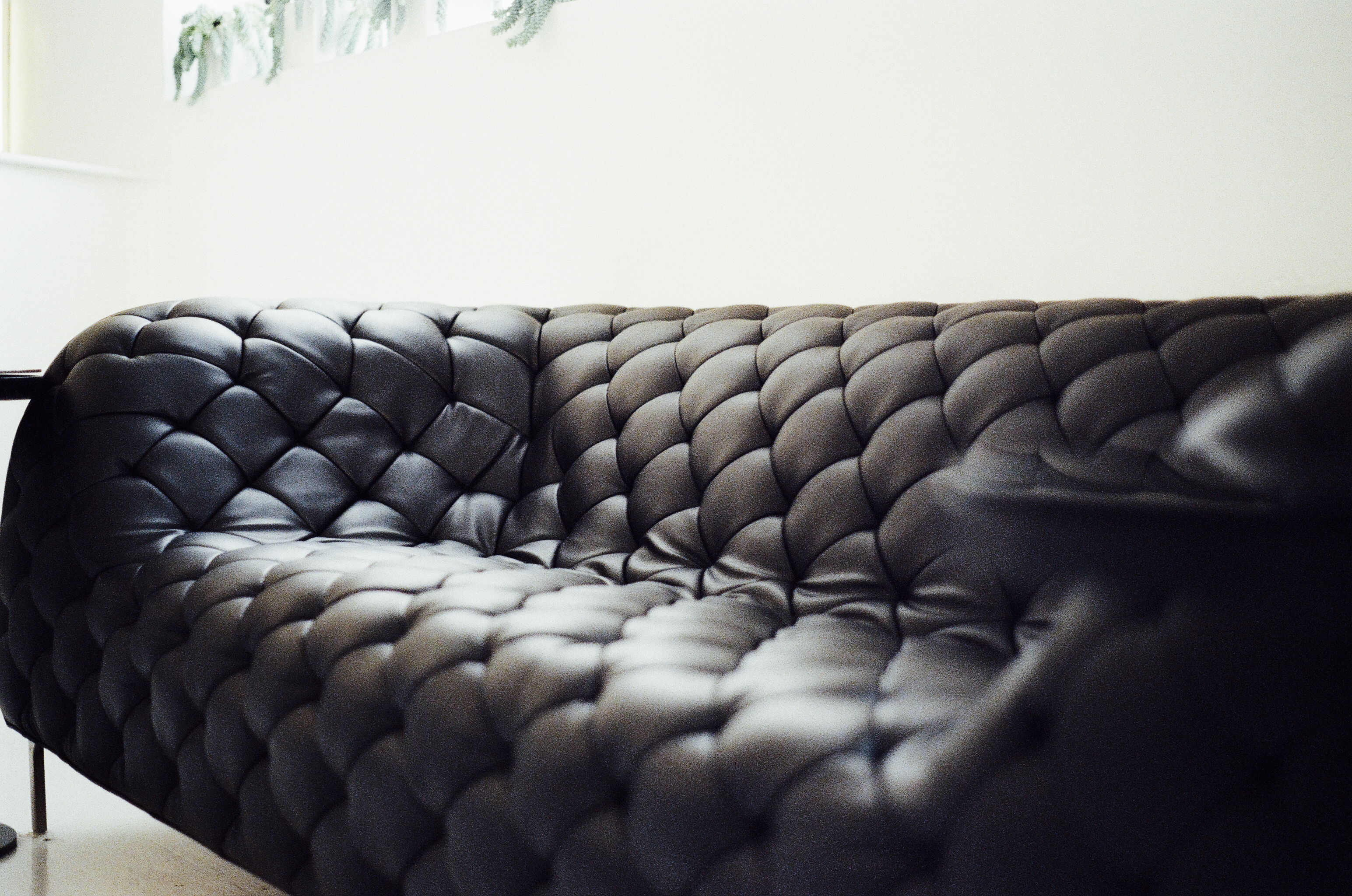 Designerska, pikowana sofa z czarnej eko-skóry