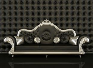 Czarna sofa w stylu ludwikowskim.