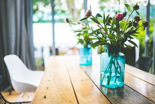 Stół kuchenny udekorowany stylowym wazonem z kwiatami.