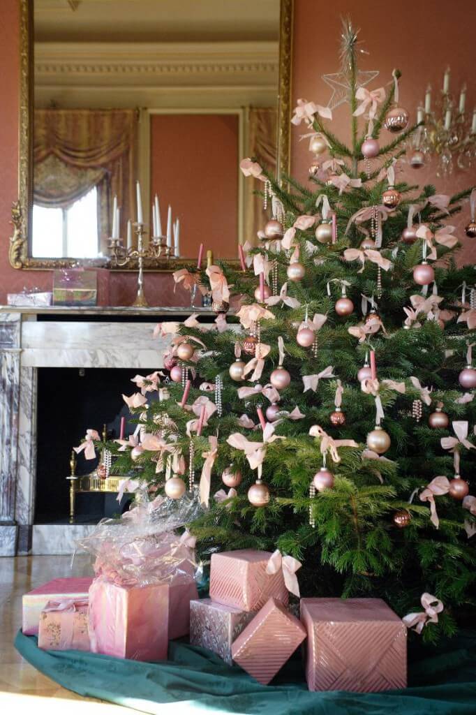 Choinka świąteczna w dekoracjach w kolorze Rose Quartz
